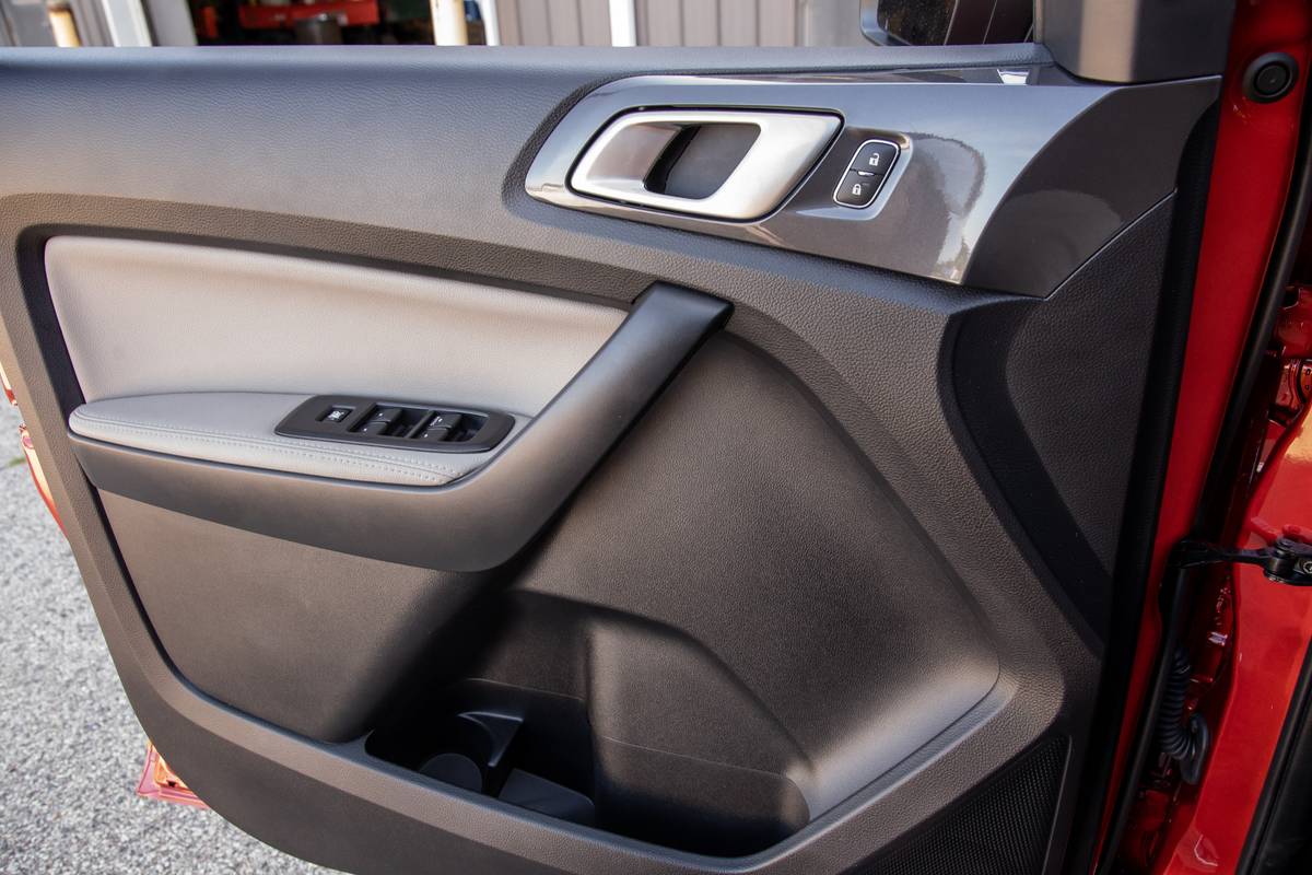 ford ranger 2019 52 doors  interior  second row jpg