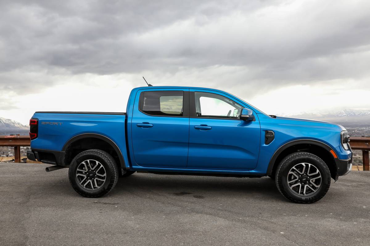 ford ranger lariat 2024 06 exterior profile blue scaled jpg
