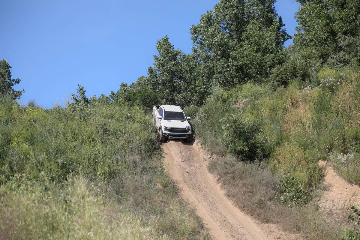 ford ranger raptor supercrew 4x4 2024 08 exterior offroad front scaled jpg