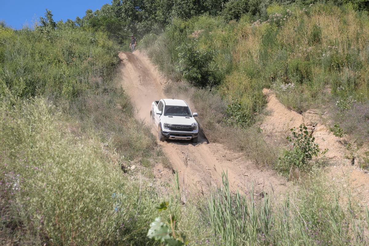 ford ranger raptor supercrew 4x4 2024 09 exterior offroad front scaled jpg