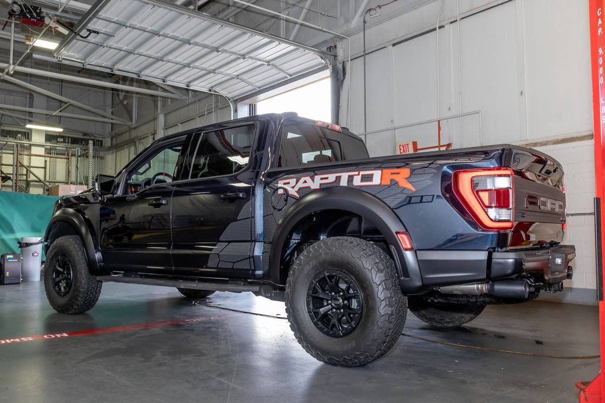 ford-raptor-r-2023-13-exterior-rear-angle