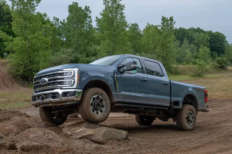ford-super-duty-f-350-lariat-tremor-2023-69-exterior-offroad-front-angle