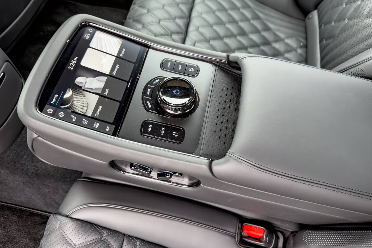 genesis g90 2026 16 interior backseat controls display jpg