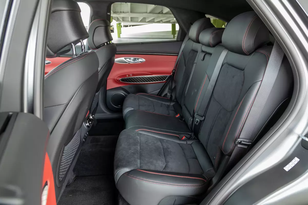genesis-gv70-2022-56-backseat-interior-suv