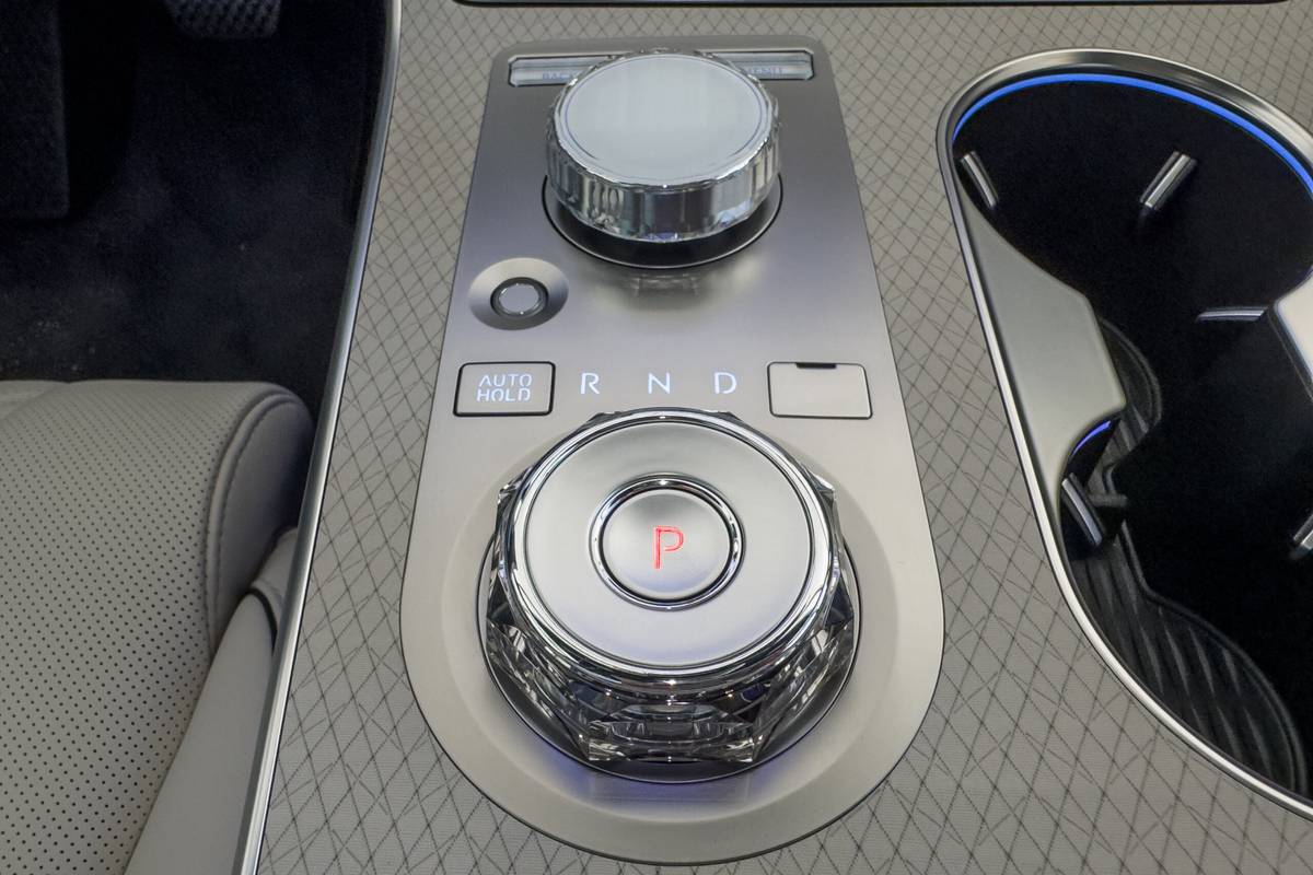 genesis gv80 2025 14 interior gearshift scaled jpg