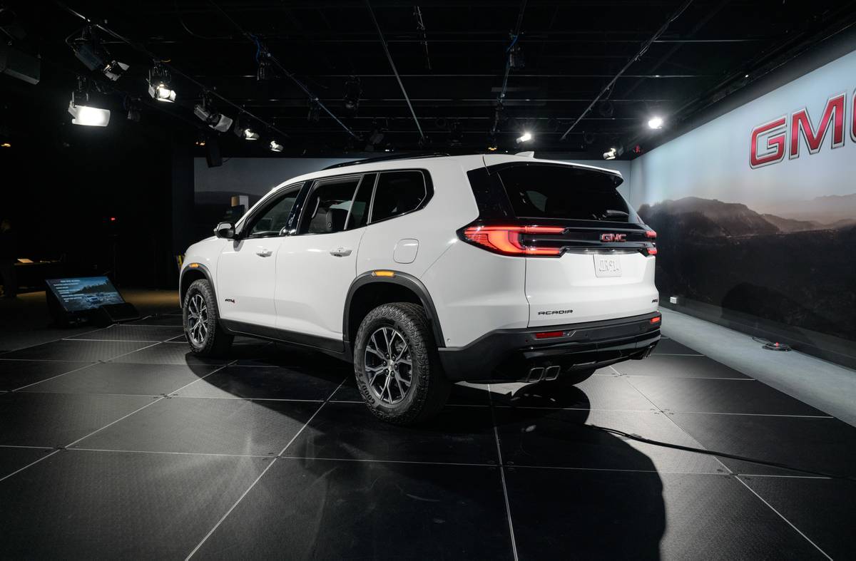 gmc acadia at4 2024 exterior rear 3 4 sp 26 jpg