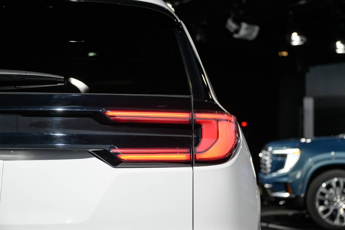gmc acadia at4 2024 exterior taillight sp 22 jpg