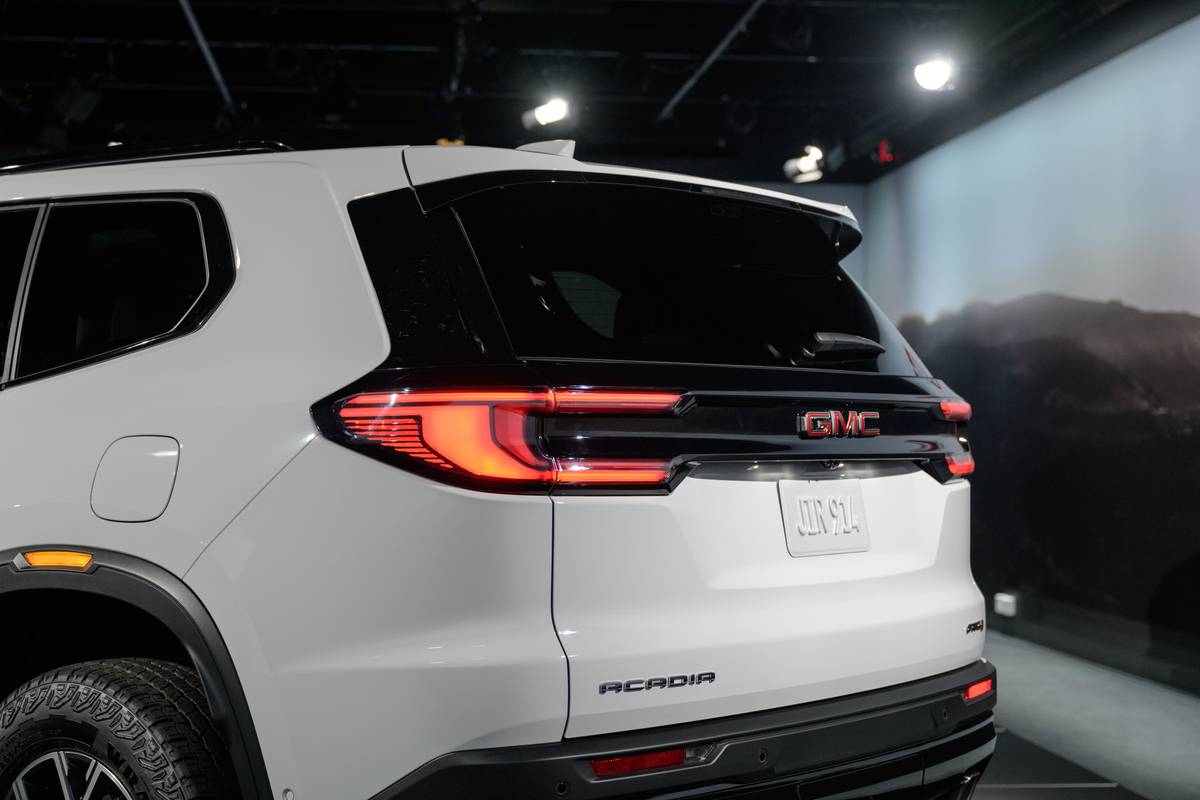 gmc acadia at4 2024 exterior taillights sp 27 jpg
