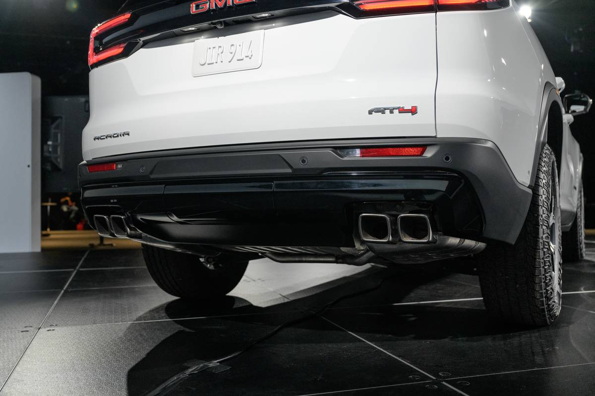 gmc acadia at4 2024 exterior tailpipe sp 23 jpg