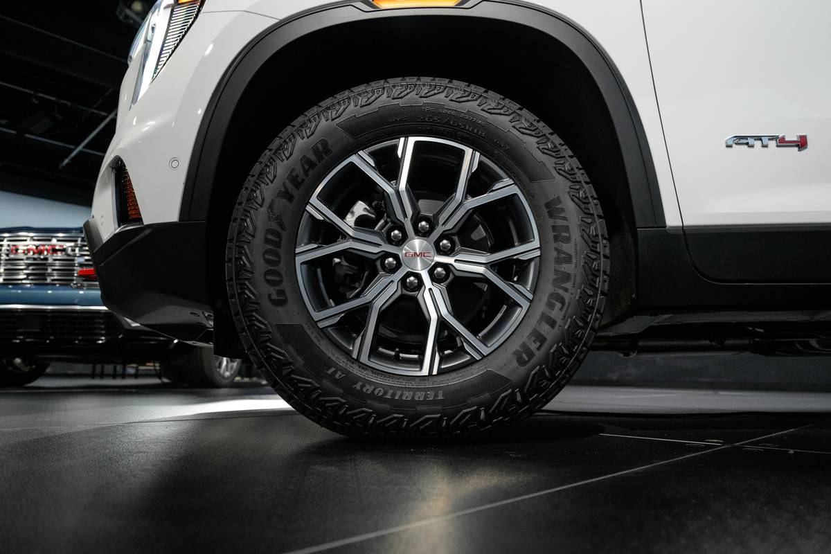 gmc acadia at4 2024 exterior wheel sp 25 jpg