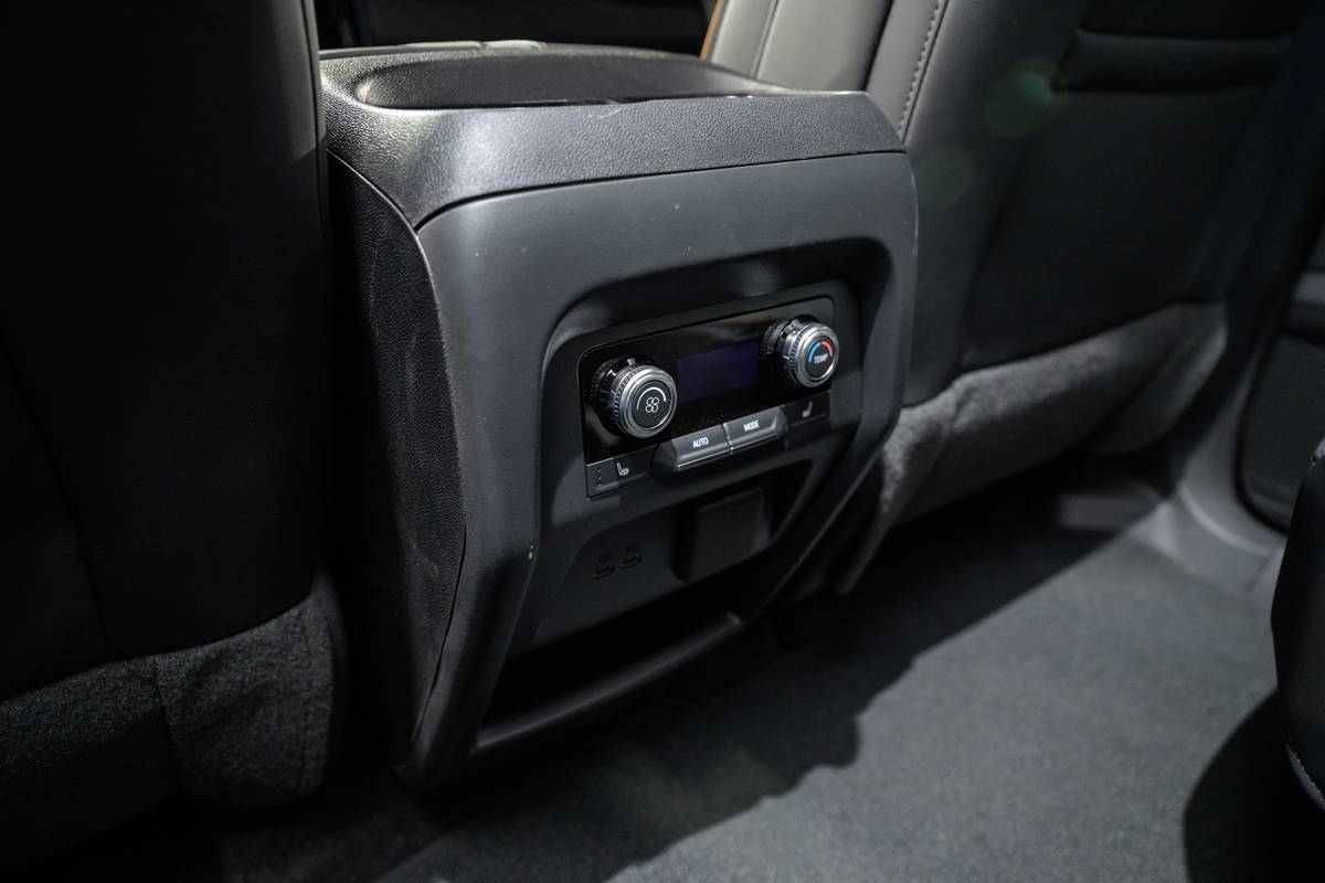 gmc acadia at4 2024 interior climate sp 01 jpg