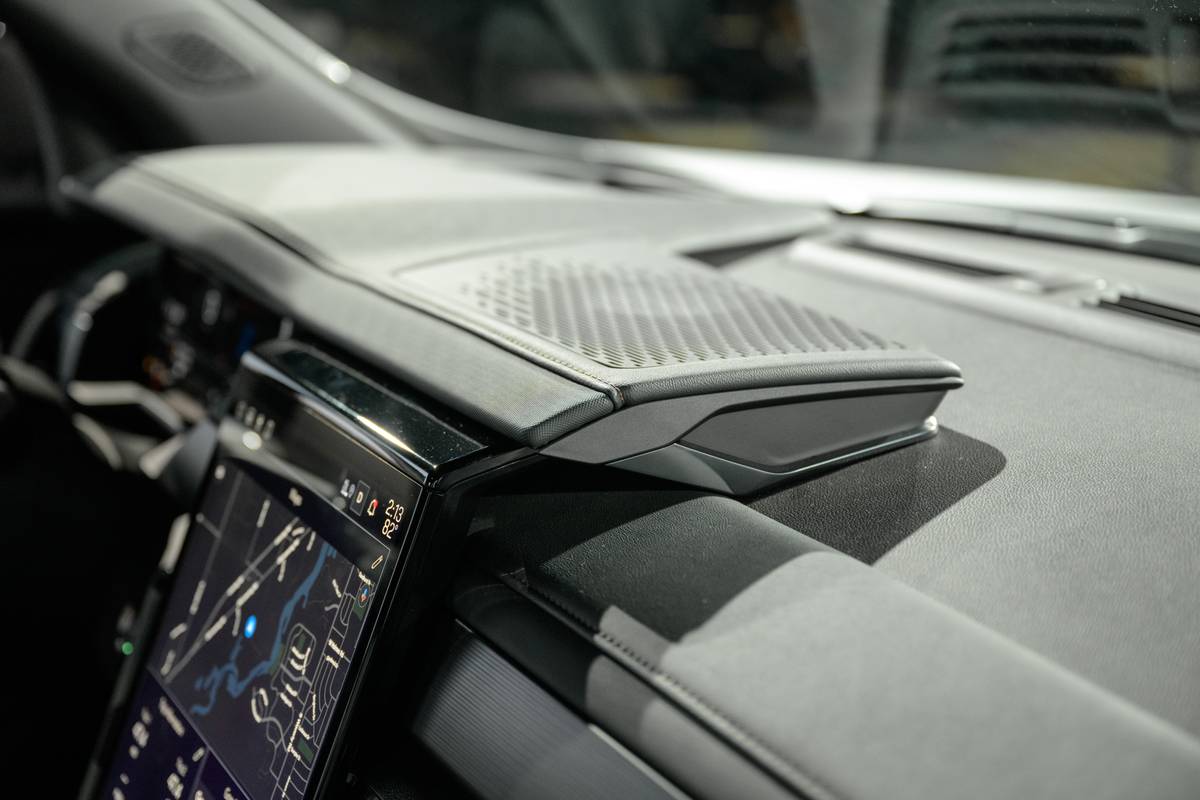 gmc acadia at4 2024 interior dashboard sp 18 jpg