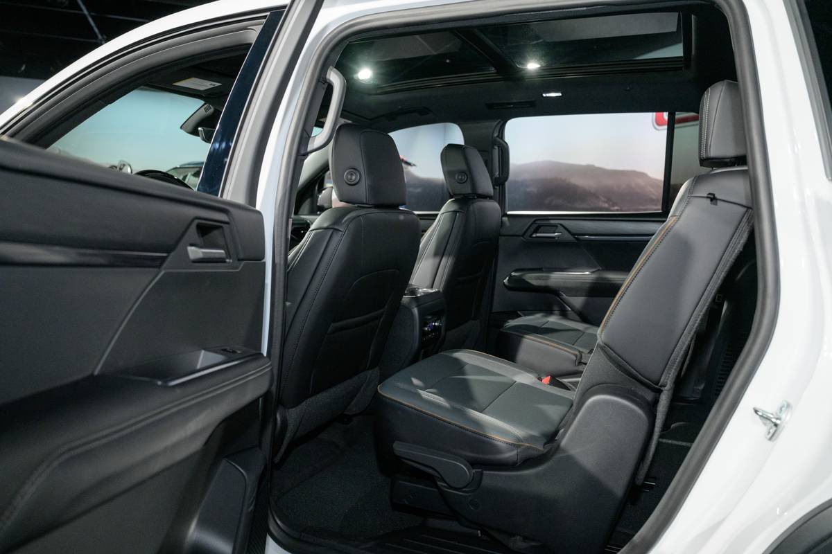gmc acadia at4 2024 interior second row sp 03 jpg