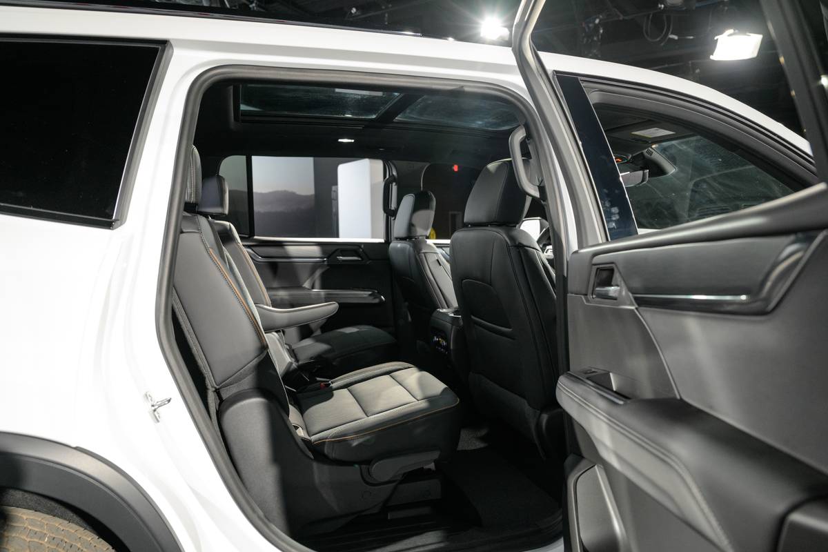gmc acadia at4 2024 interior second row sp 17 jpg