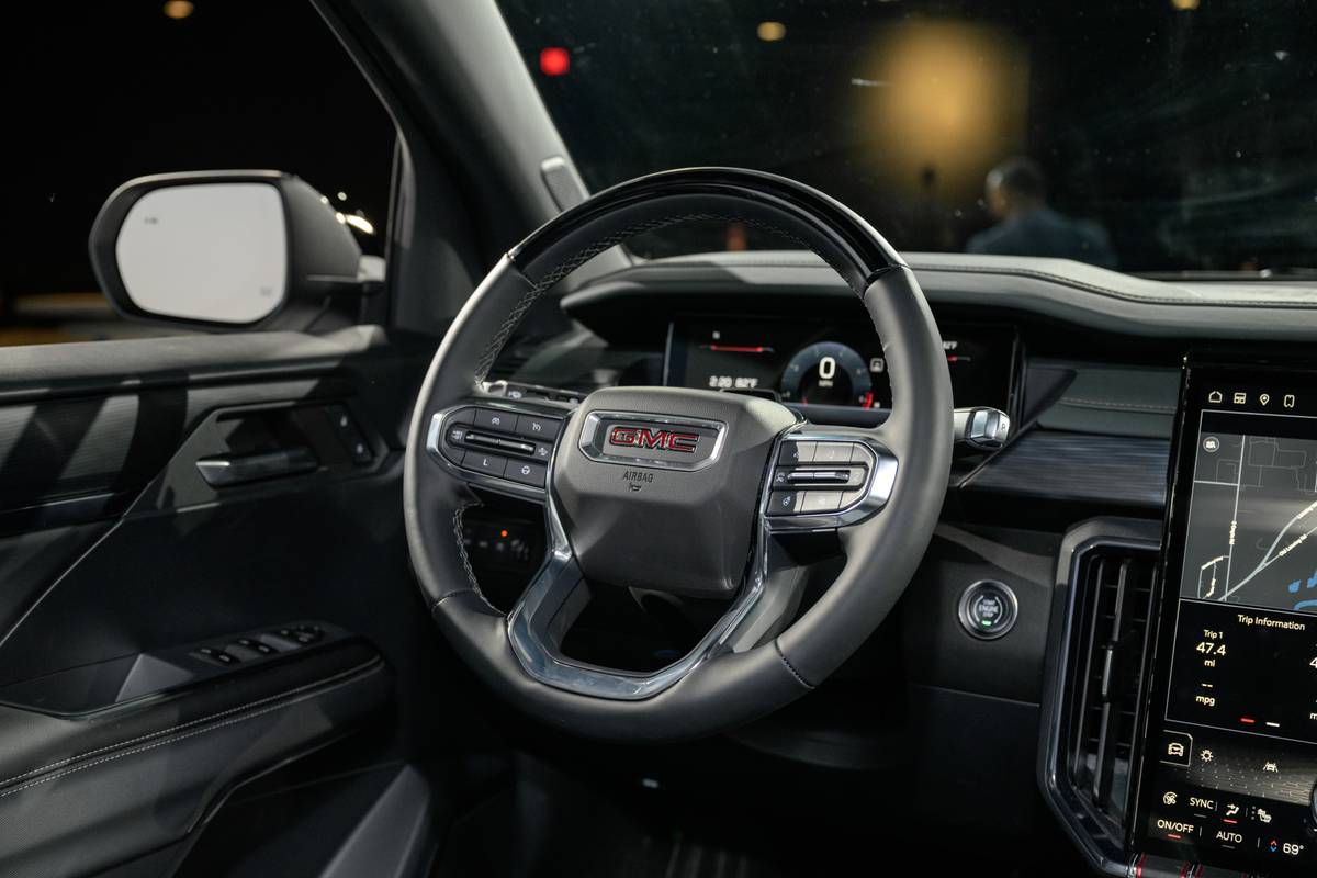 gmc acadia at4 2024 interior steering wheel sp 15 jpg
