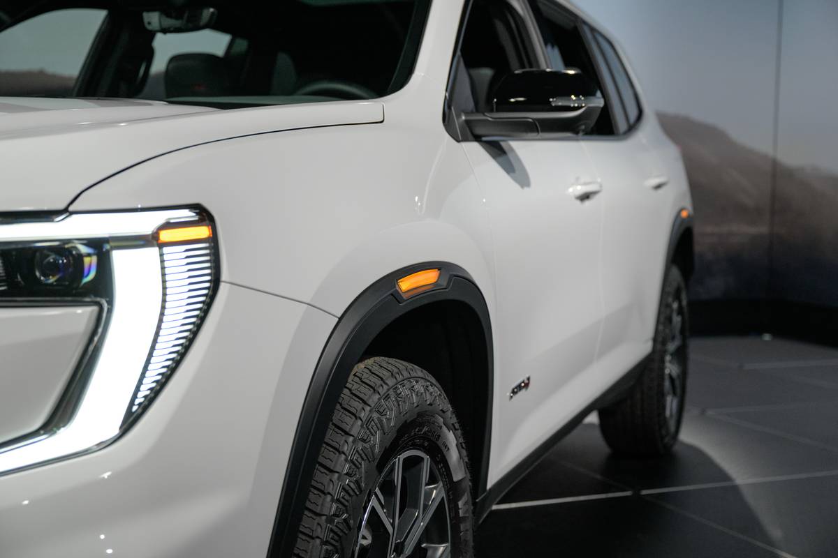 gmc acadia at4 2024exterior light sp 32 jpg