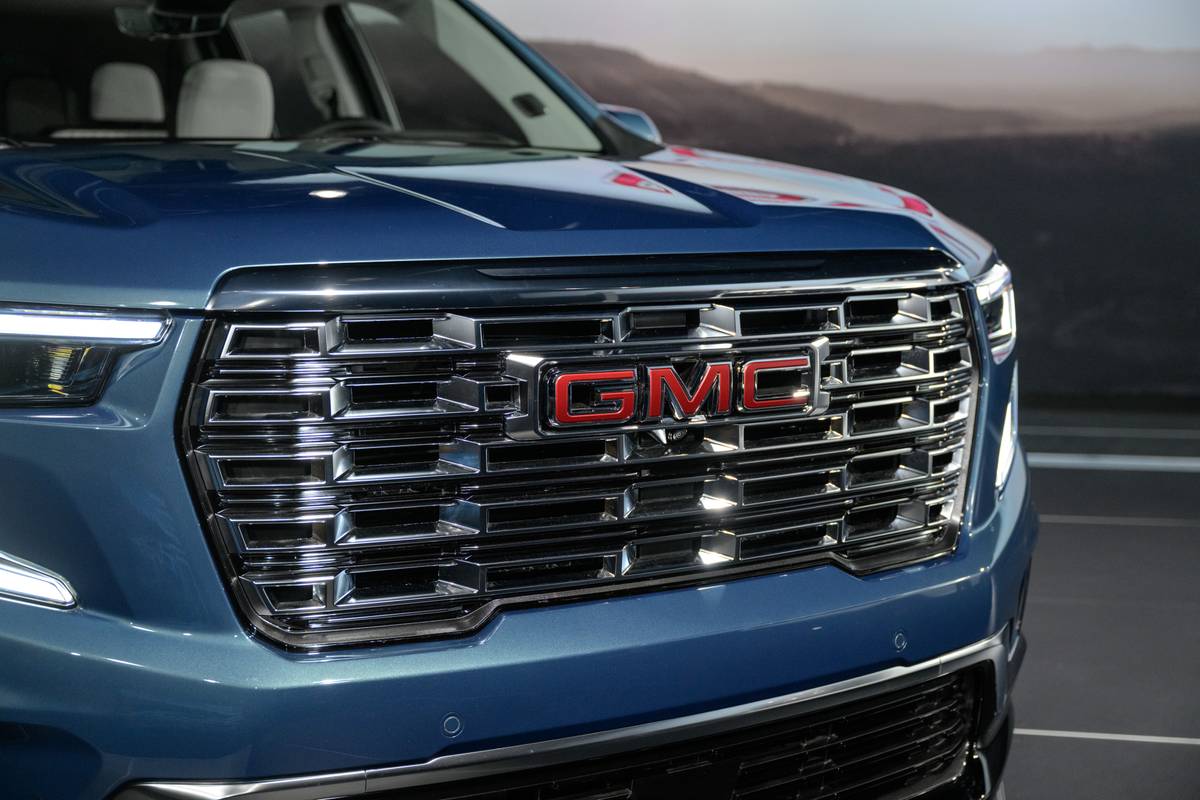 gmc acadia denali 2024 exterior grille sp 02 jpg