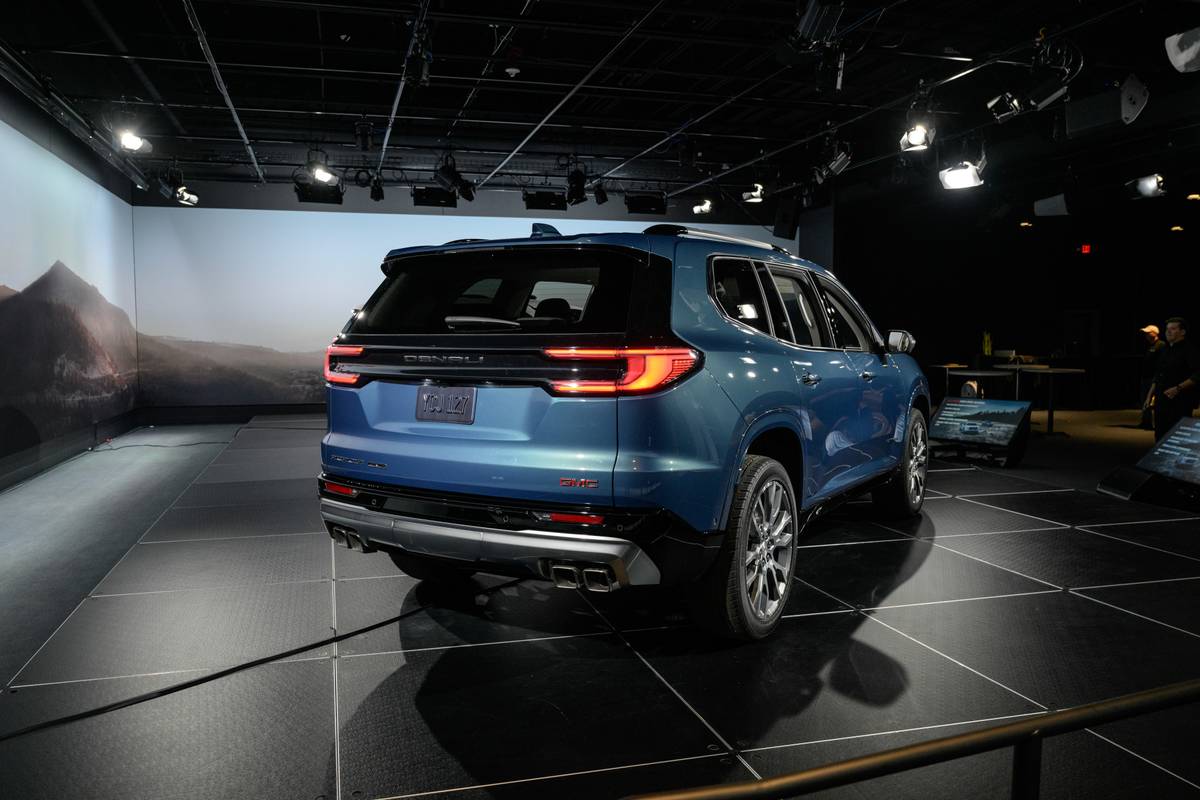 gmc acadia denali 2024 exterior rear 3 4 sp 06 jpg