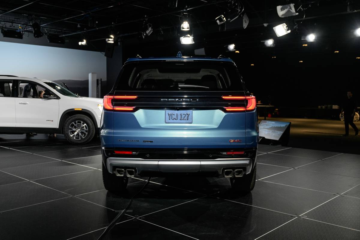 gmc acadia denali 2024 exterior rear sp 07 jpg