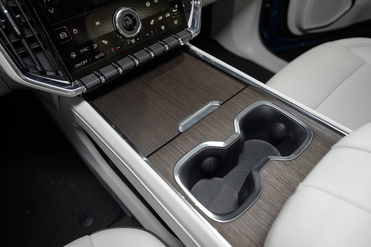 gmc acadia denali 2024 interior cupholders sp 06 jpg