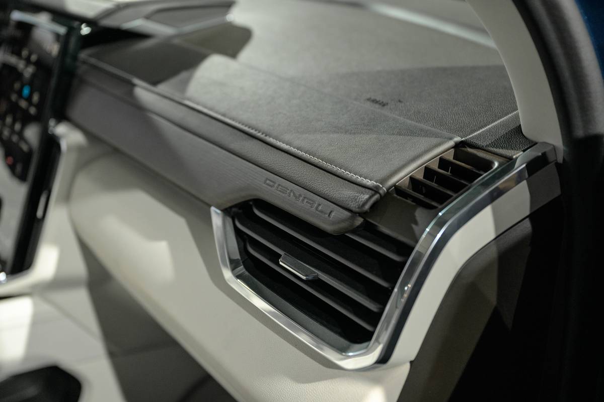 gmc acadia denali 2024 interior dashboard detail sp 04 jpg