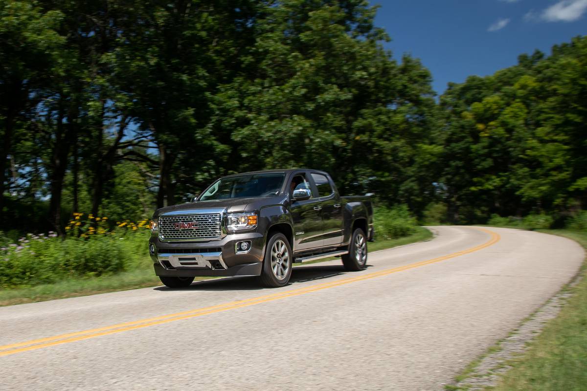 gmc-canyon-2019-01-angle--brown--dynamic--exterior--front.jpg