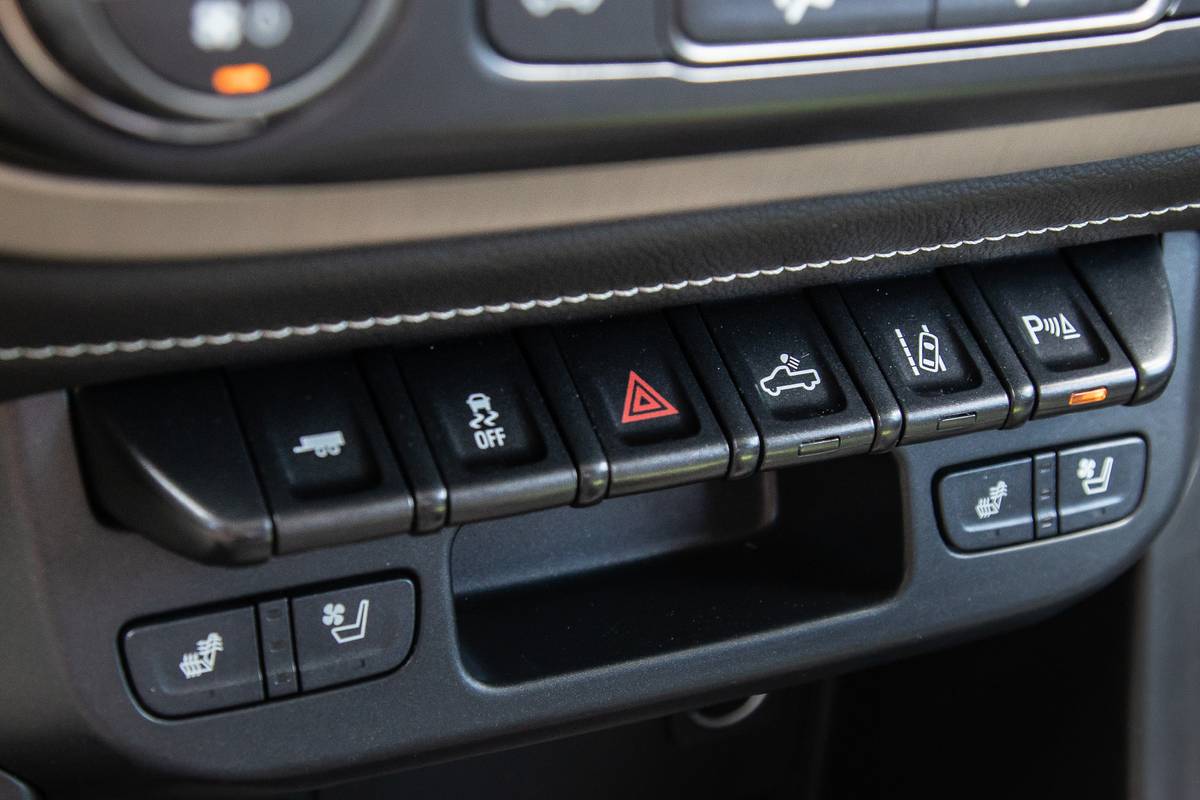 gmc canyon 2019 46 center stack  controls  detail  front row  interior jpg