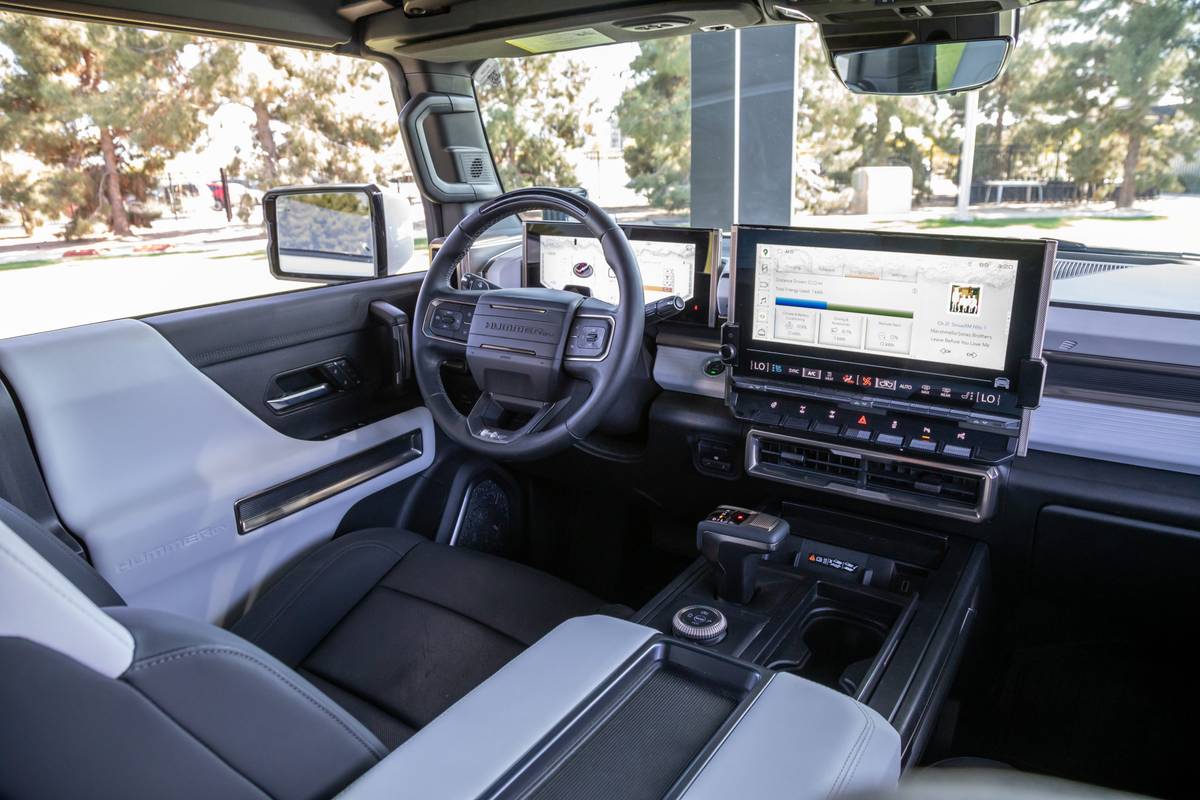 gmc-hummer-ev-edition-one-2023-39-interior-front-row-infotainment-system-steering-wheel-suv