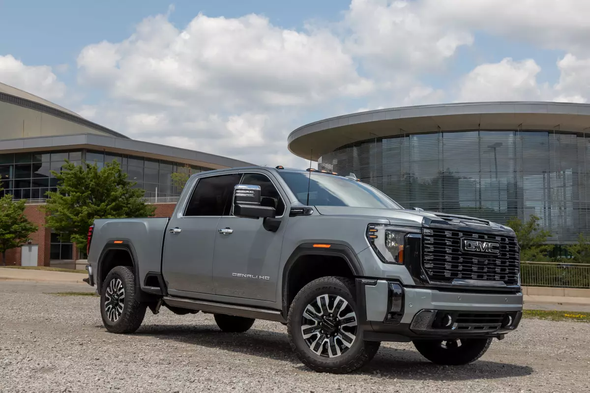 gmc-sierra-2500-hd-denali-ultimate-2023-01-exterior-front-angle