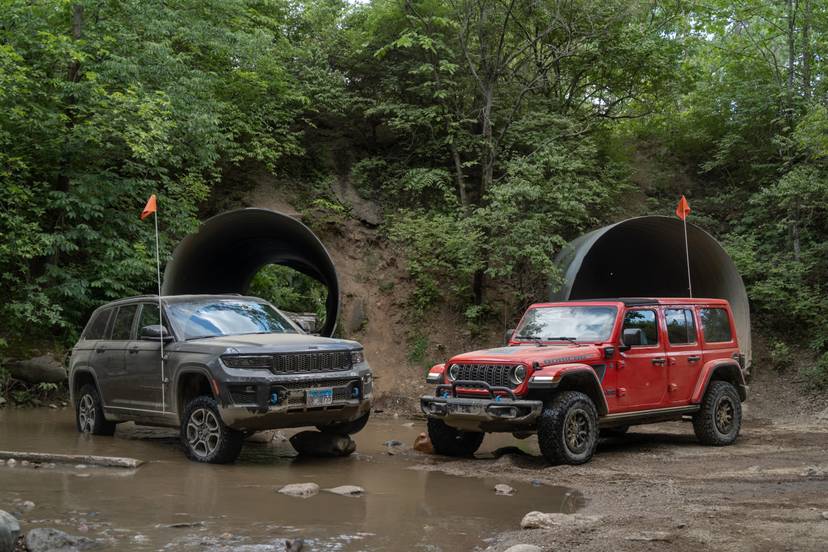 grand-cherokee-trailhawk-4xe-jeep-wrangler-20th-anniversary-rubicon-4xe-2023-02-exterior-group