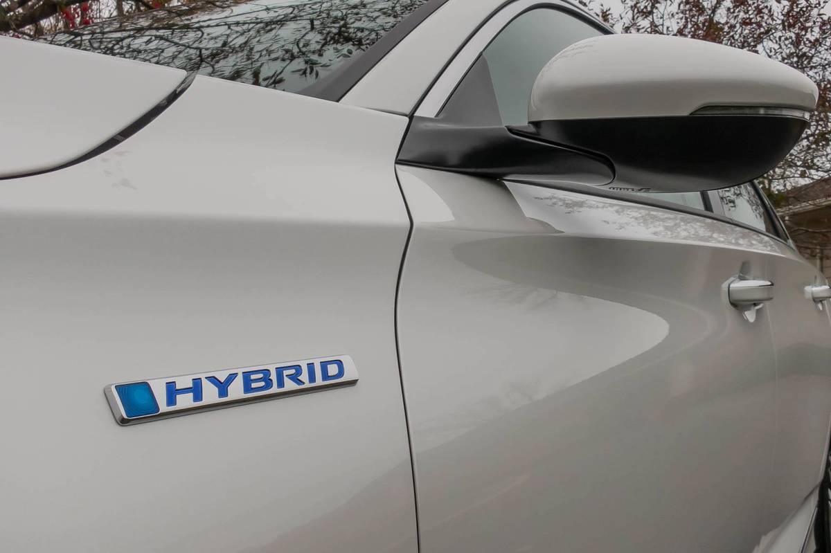 honda accord hybrid 2021 06 badge  exterior  side view mirror  white jpg