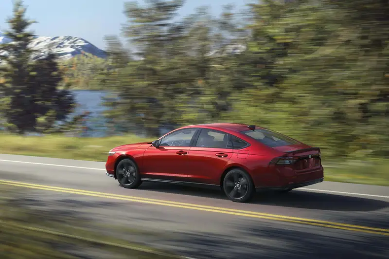 honda-accord-sport-l-hybrid-2026-exterior-rear-angle-oem