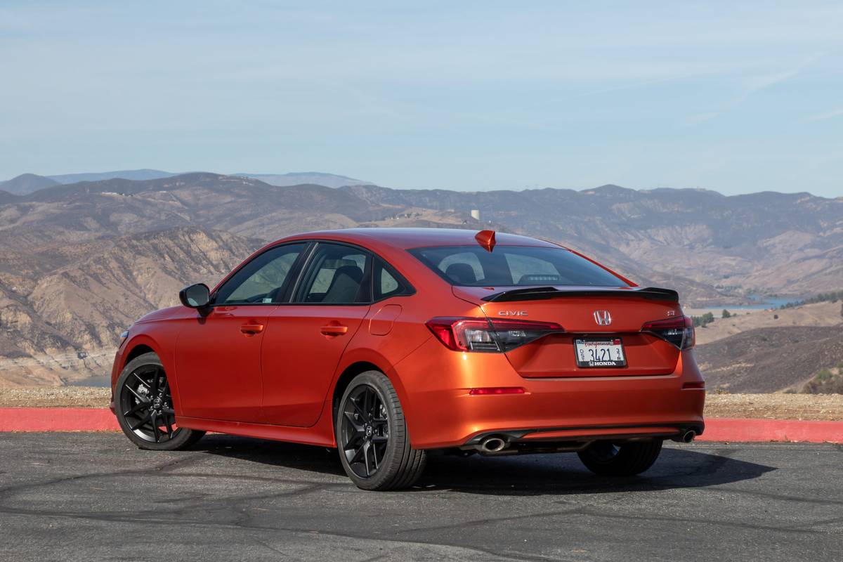 Honda-civic-si-2022-013-exterior-orange-rear-angle-sedan