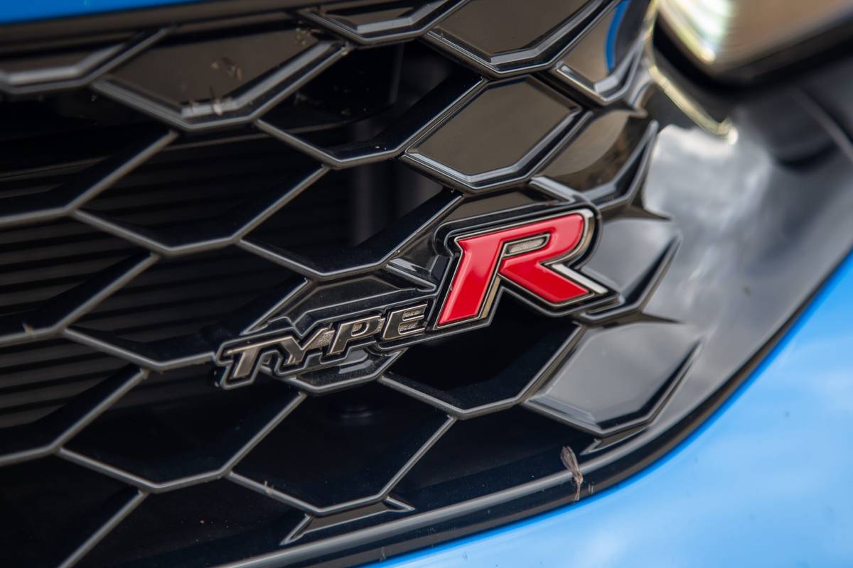 honda civic type r 2026 03 exterior grille badge scaled jpg