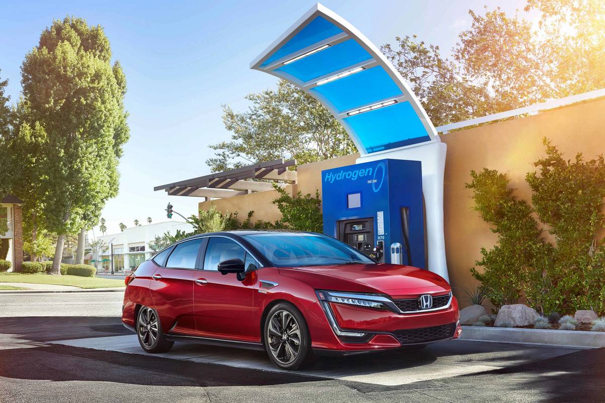 honda-clarity-plug-in--2020-01-angle--charging-station--exterior--front--red.jpg