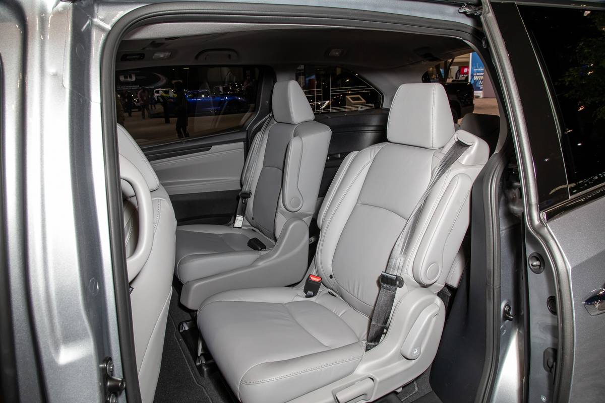 honda odyssey elite 2020 5 interior  second row jpg