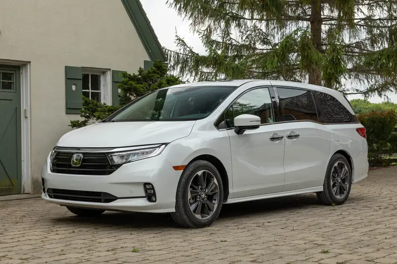 honda-odyssey-elite-2021-04-angle--exterior--front--white.jpg