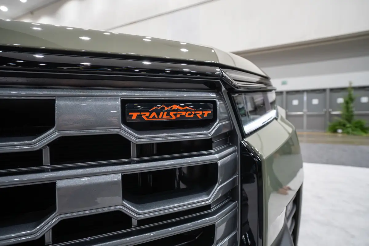 honda pilot 2026 03 exterior front badge jpg