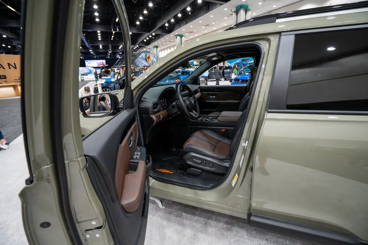 honda pilot 2026 09 interior front driver seat jpg