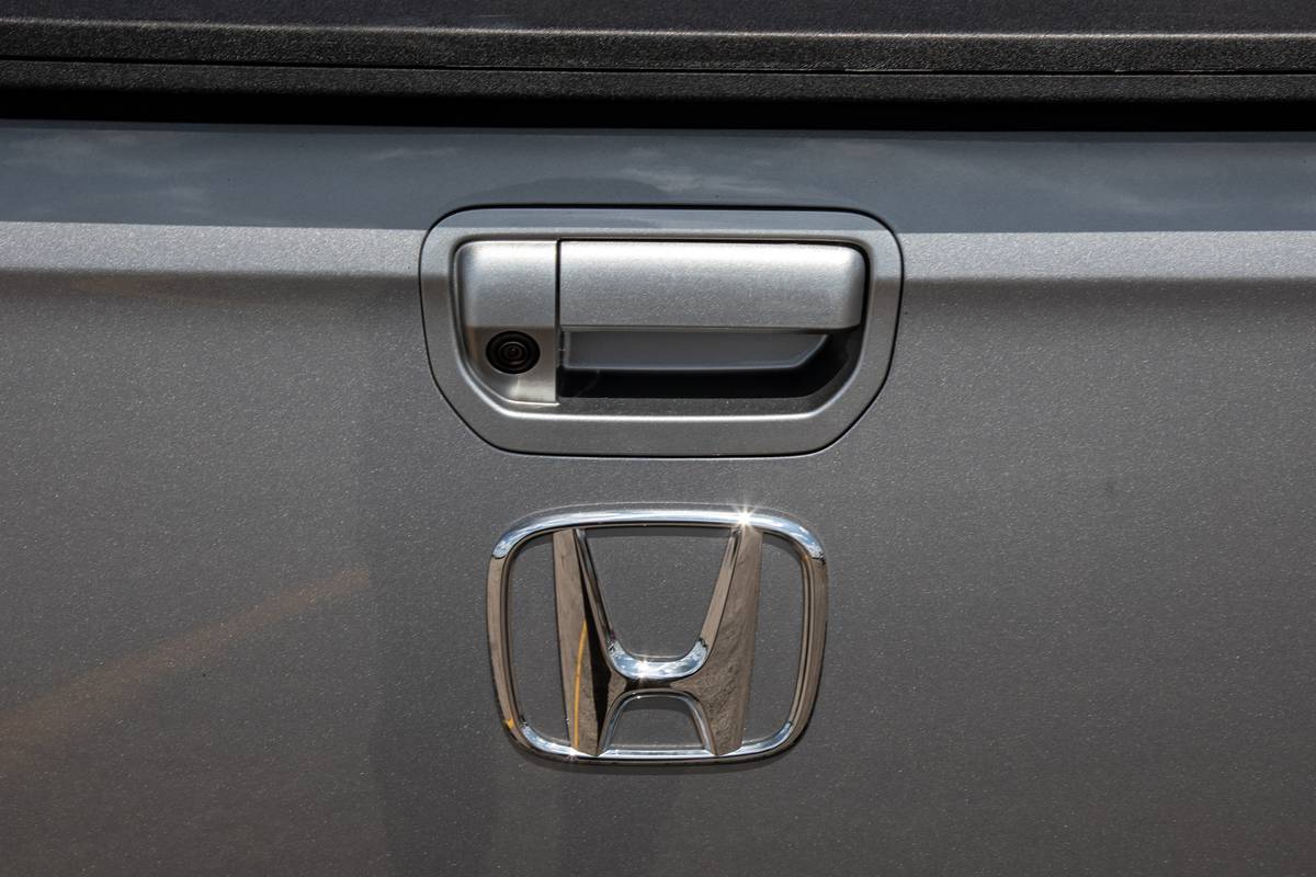 honda-ridgeline-2019-16-badge--detail--exterior--rear--silver.jpg