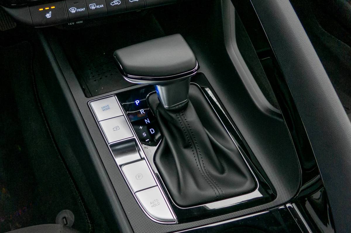 hyundai elantra 2021 12 center console  front row  gearshift  interior jpg