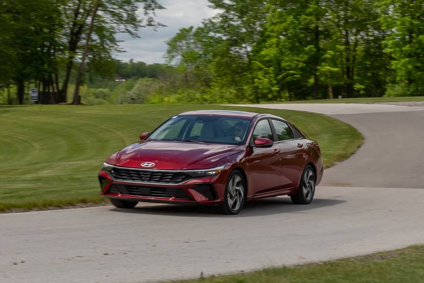 hyundai-elantra-hev-limited-2024-02-exterior-dynamic-front-angle