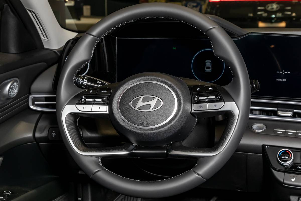 hyundai elantra limited 2024 15 interior steering wheel jpg