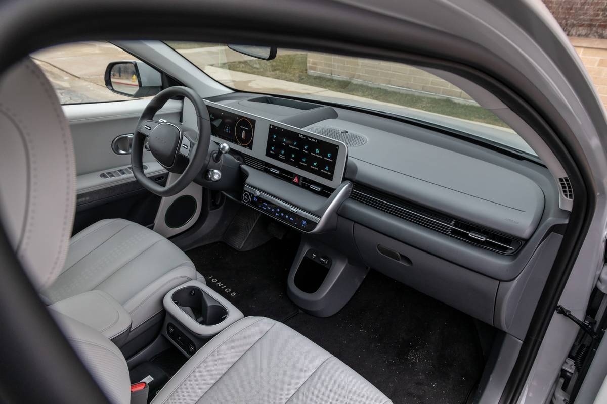 2022 Hyundai Ioniq 5 | hyundai-ioniq-5-2022-25-interior-dashboard-front-row-suv