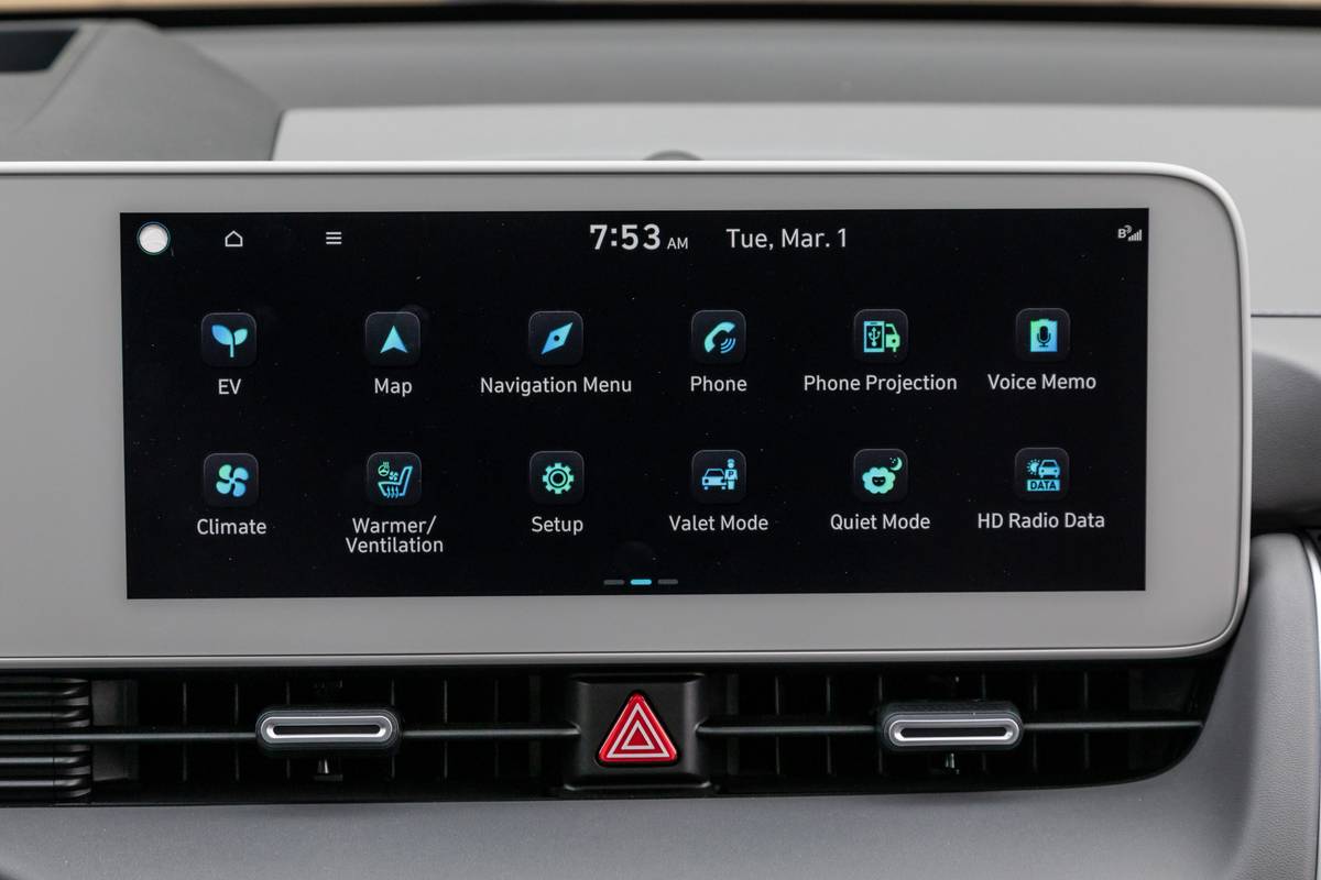 2022 Hyundai Ioniq 5 touchscreen | Cars.com photo by Christian Lantry