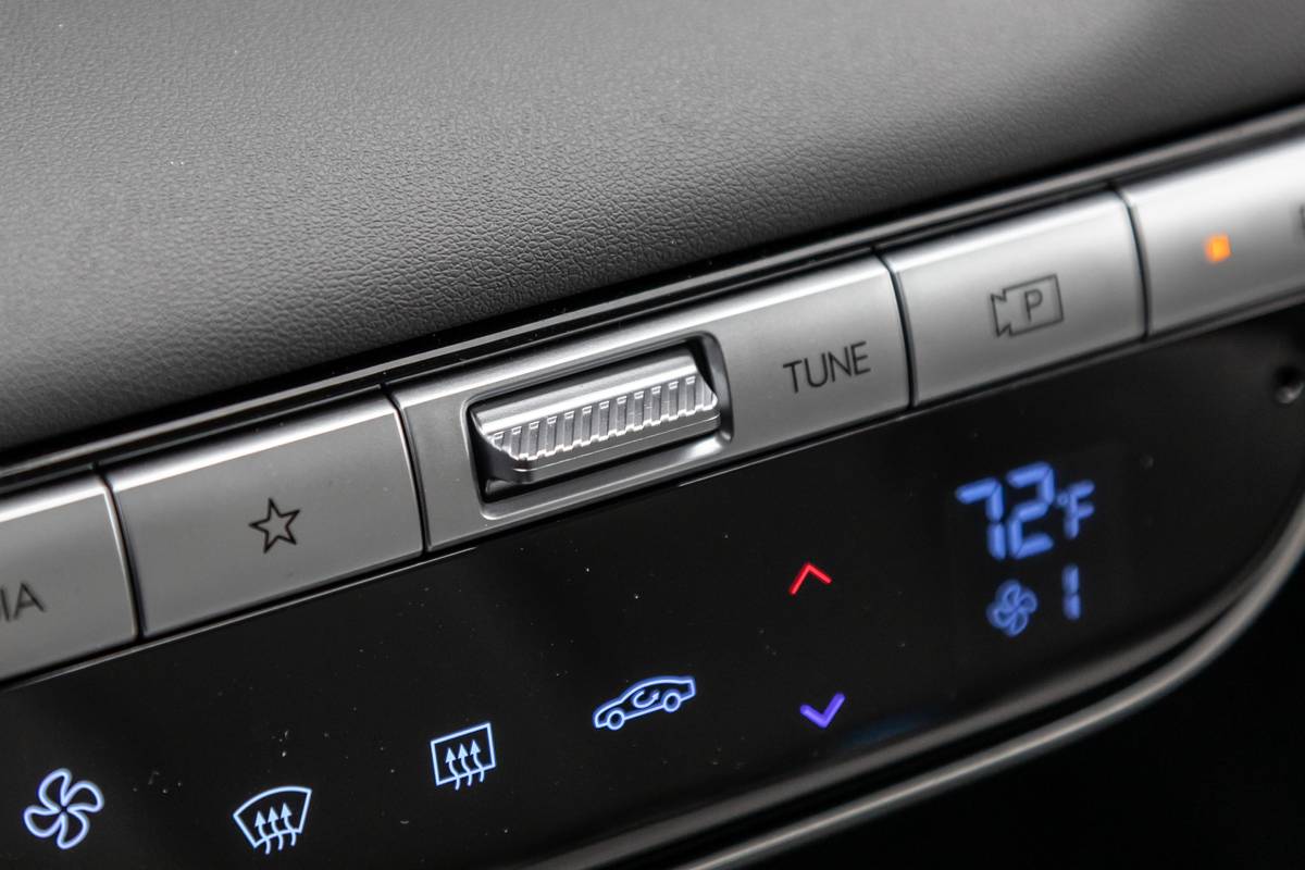 2022 Hyundai Ioniq 5 tuning toggle switch | Cars.com photo by Christian Lantry