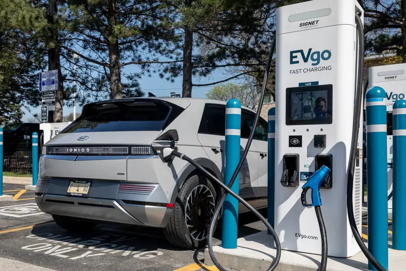 hyundai-ioniq-5-limited-2023-14-exterior-charging