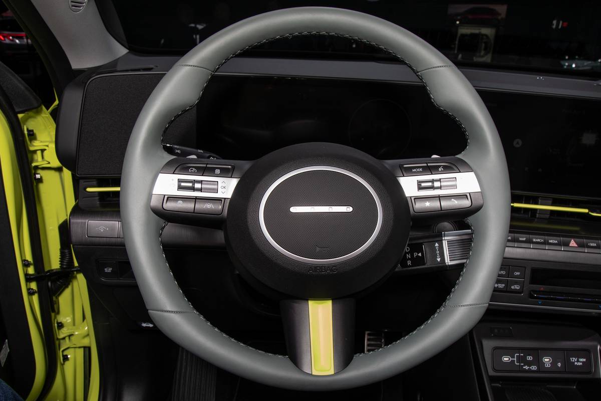 hyundai kona electric 2024 18 interior steering wheel jpg