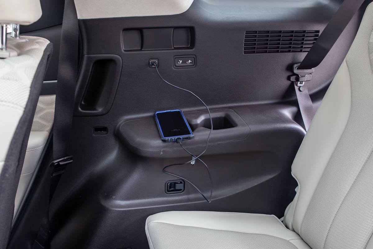 2020 Hyundai Palisade Testing the USB Ports — and Charging Pad