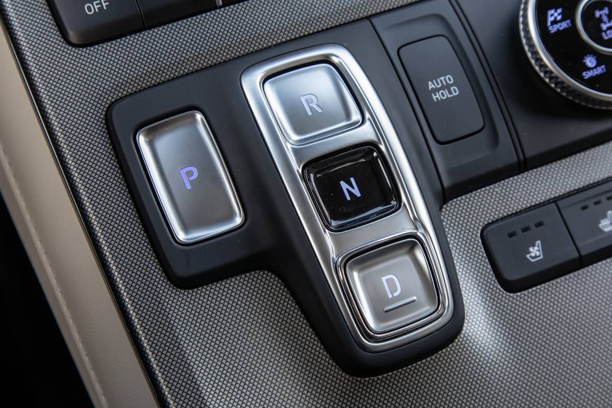 hyundai palisade 2020 25 center console  controls  detail  front row  gearshift  interior jpg